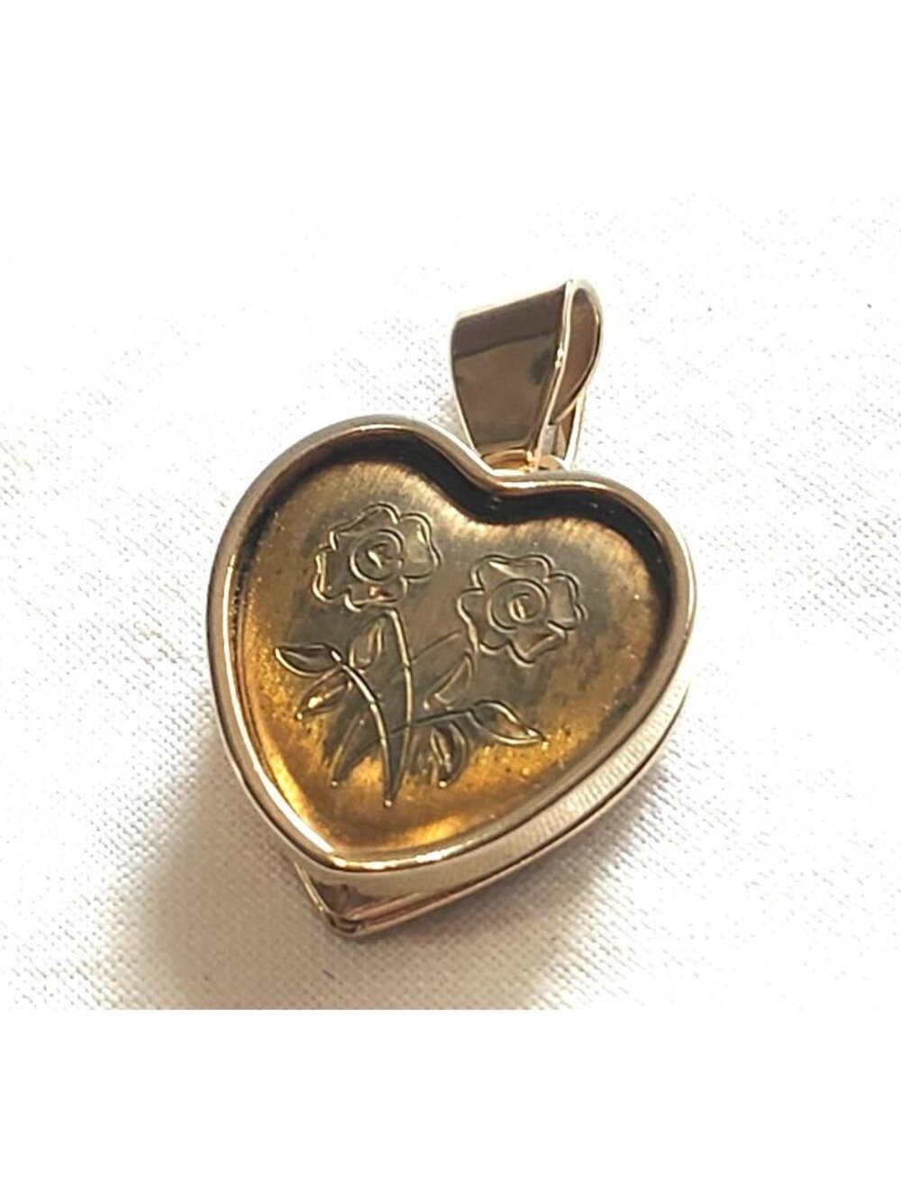 Vintage Gold Tone Thick Heart Picture Locket Etched Flower Design Brushed & Pol